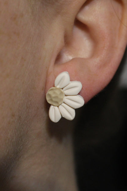 Daisies and hearts stud pack